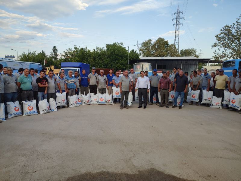 BELEDİYEMİZ, SAHADA GÖREV YAPAN PERSONELERİMİZE İŞ SAĞLIĞI VE GÜVENLİĞİNE UYGUN KIYAFET DAĞITTI.