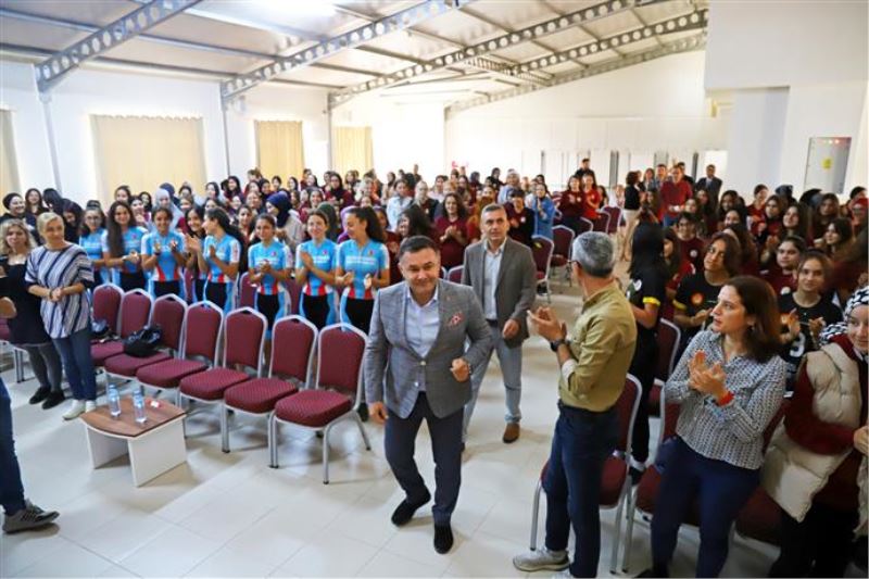 BAŞKAN YÜCEL ÖĞRENCİLERLE SÖYLEŞİDE BİR ARAYA GELDİ