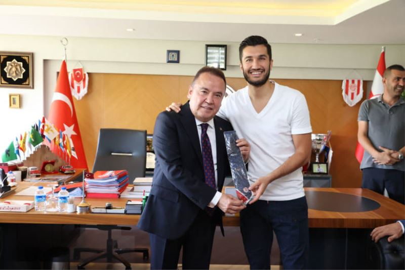 Başkan Böcek Yeni Yaşını Sürpriz Kutlamalarla Karşıladı