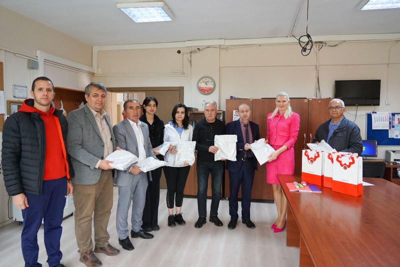 DÖNÜŞÜME KAZANDIRILAN ATIKLAR ÖĞRENCİLERE KIRTASİYE MALZEMESİ OLARAK GERİ DÖNDÜ