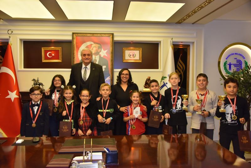 BOZÜYÜK KENT KONSEYİ İLE AKIL VE ZEKA OYUNLARI KULÜBÜ’NDEN BAŞKAN BAKKALCIOĞLU’NA ZİYARET