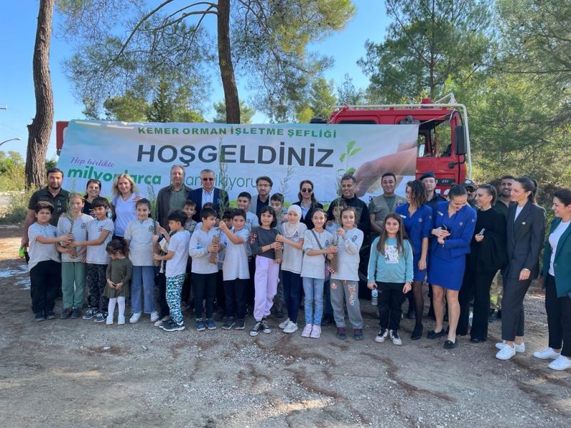 Başkan Topaloğlu çocuklarla fidan dikti