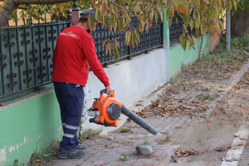 İZMİT BELEDİYESİ, KAPSAMLI TEMİZLİK ÇALIŞMALARIYLA SOKAKLARI HİJYENLE BULUŞTURUYOR