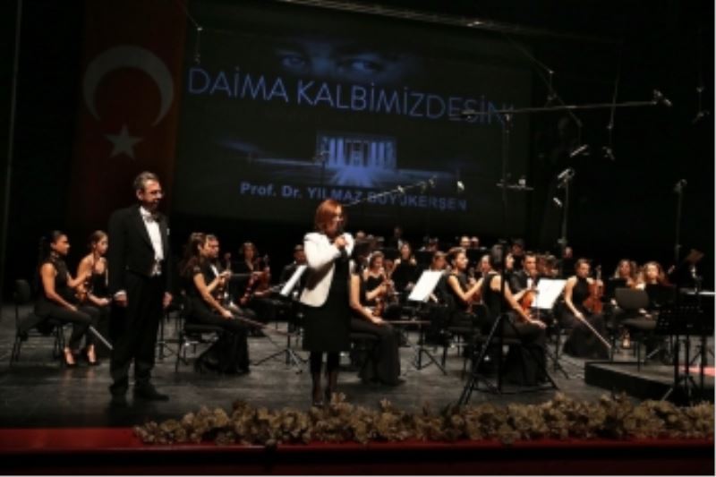 SENFONİ ORKESTRASI ATATÜRK İÇİN ÇALDI
