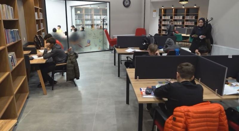 ÖĞRENCİLER ARA TATİL KAMPINI AKIL KÜPÜ KÜTÜPHANESİNDE YAPIYOR