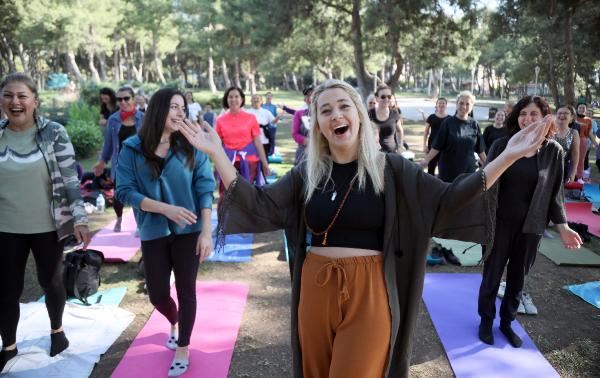 ANTALYA’DA KADINLARDAN ‘KAHKAHA YOGASI’
