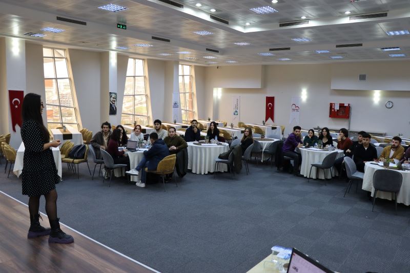 İZMİT BELEDİYESİNDEN GENÇLERE PROJE DÖNGÜSÜ YÖNETİMİ EĞİTİMİ