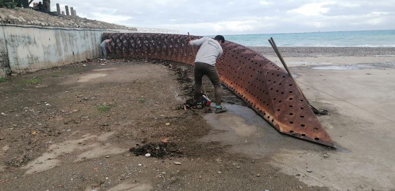 Atık tutucu sistem ile çöplerin denize ulaşması engelleniyor