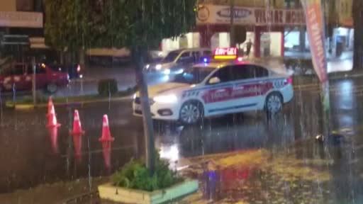 ALANYA’DA YAĞIŞ SONRASI EVLERİ İŞ YERLERİNİ VE OKULU SU BASTI