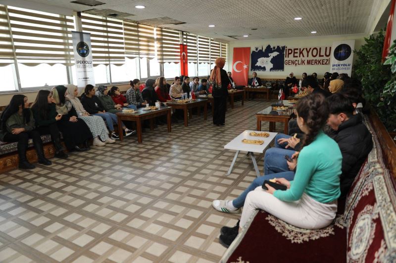 İPEKYOLU’NDA KİTAP TAHLİL PROGRAMI DEVAM EDİYOR