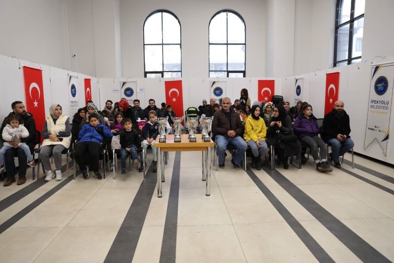 İPEKYOLU BELEDİYESİ TARAFINDAN DÜZENLENEN SATRANÇ TURNUVASININ KAZANANLARI BELLİ OLDU
