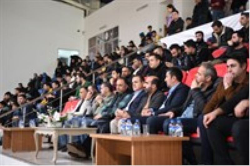 Sayın Vali/Belediye Başkan Vekilimiz, Hakkari Gençlik ve Sportif Faaliyetler Kulübü ile Gümüşsu Gümüşhane Spor Kulübü arasında oynanan maçı izledi