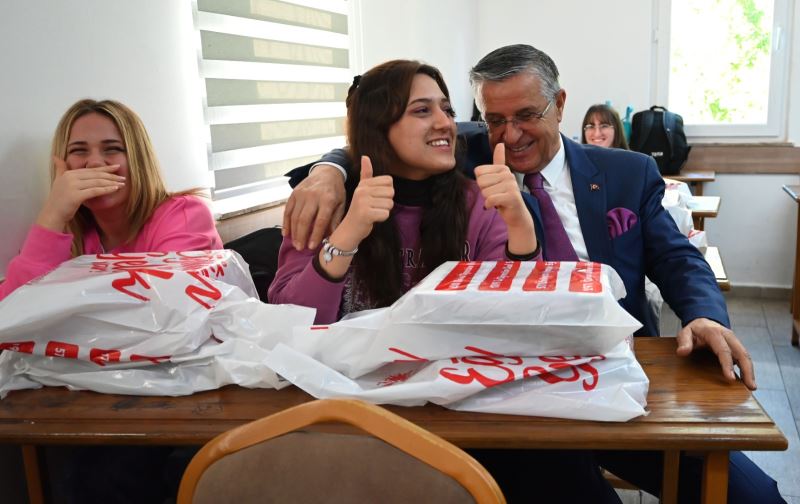 Kursiyerlere ücretsiz kitap dağıtıldı
