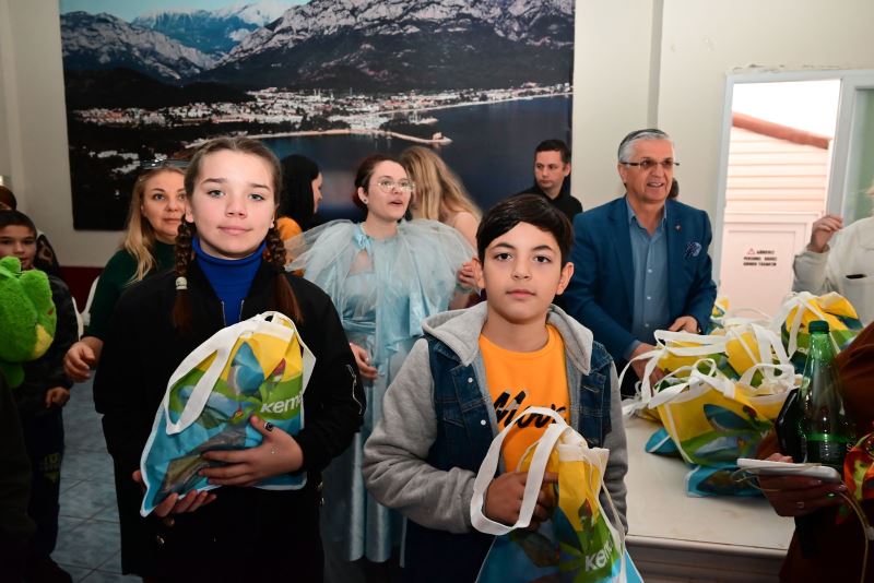 Ukraynalı çocuklara tiyatro gösterisi