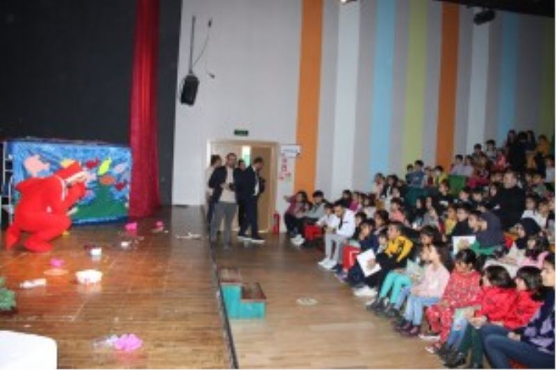 ÇOCUKLAR CUMARTESİ GÜNÜNÜ İPLE ÇEKİYOR