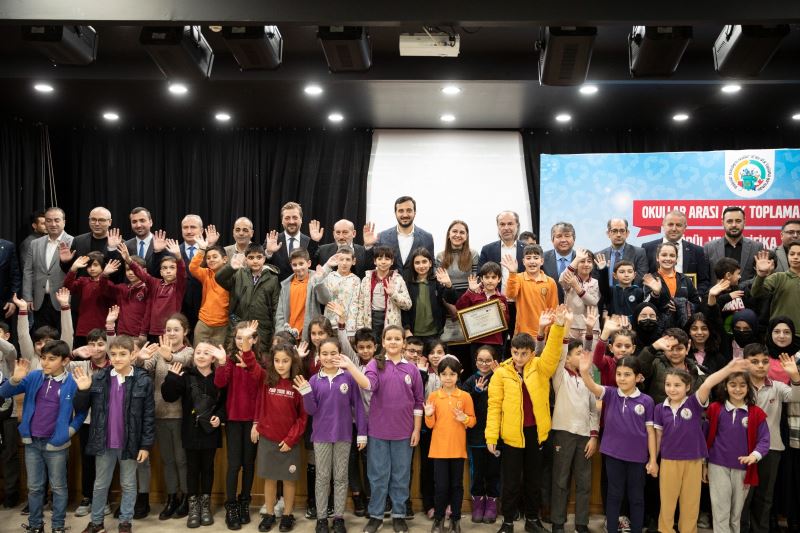 BAĞCILAR’DA ÖĞRENCİLER ATIK TOPLAMAK İÇİN YARIŞTI