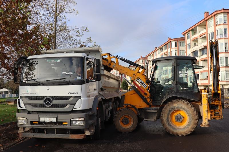 İZMİT BELEDİYESİ, CUMHURİYET MAHALLESİ’NDE KALDIRIMLARI YENİLİYOR