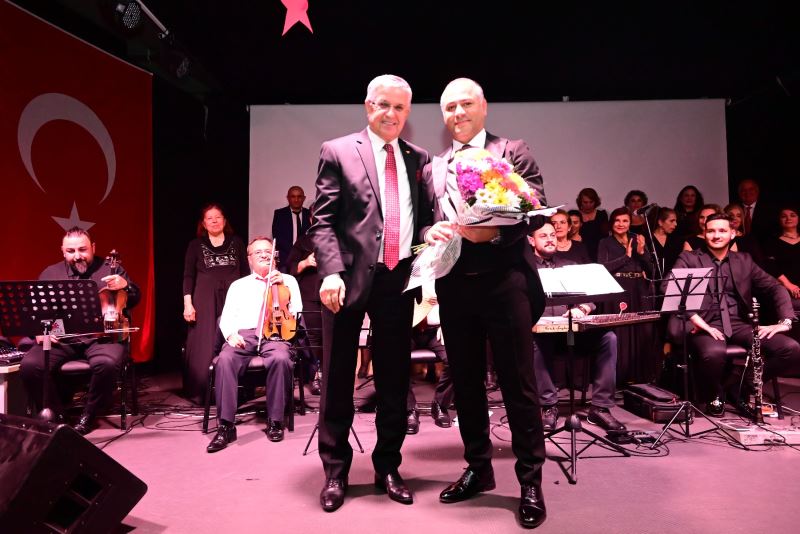 Kemer Belediyesi Halk Korosu büyük alkış topladı