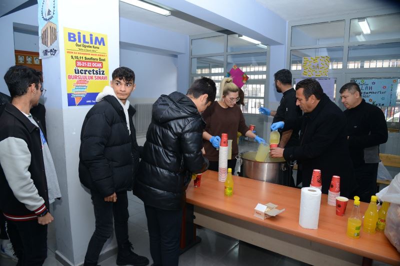 KIRŞEHİR BELEDİYESİ’NDEN KIRŞEHİR LİSESİ ÖĞRENCİLERİNE ÇORBA İKRAMI