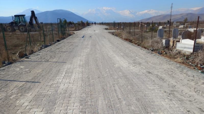 Büyükşehir Afşin’de Mezarlık Yolunu Yeniledi