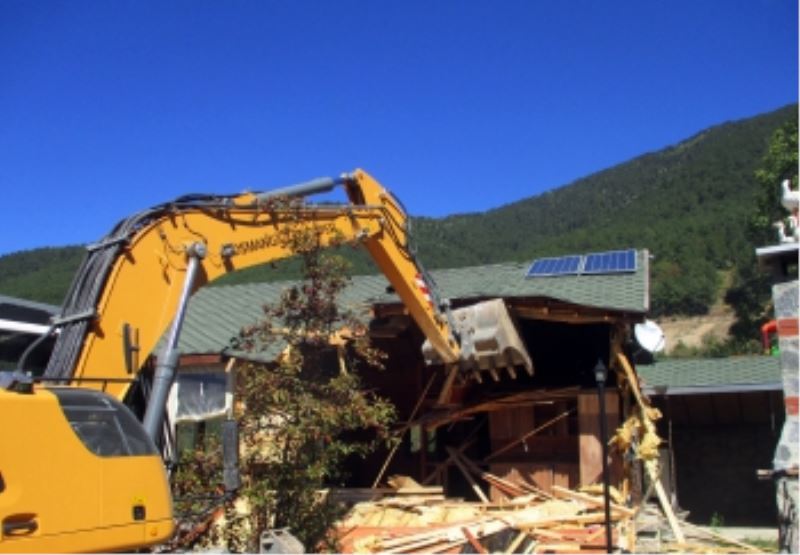 Kaçak ve Metruk Yapılar Tek Tek Yıkıldı