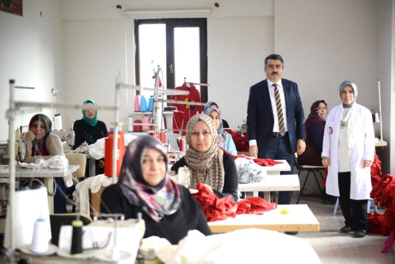 BAŞKAN YILMAZ, KARAPINAR’IN ÜRETEN KADINLARIYLA BULUŞTU
                        
                            Ana sayfa
                            Haberler
                            
                                BAŞKAN YILMAZ, KARAPINAR’IN ÜRETEN KA