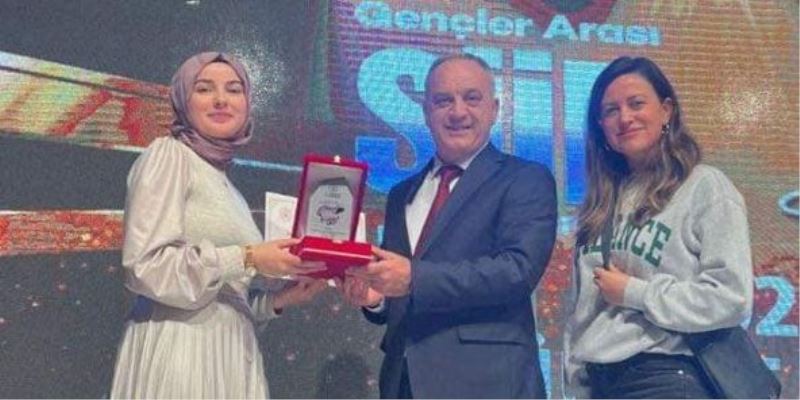 Şiir Okuma Yarışması Türkiye Birincisi Merve Oruç Oldu