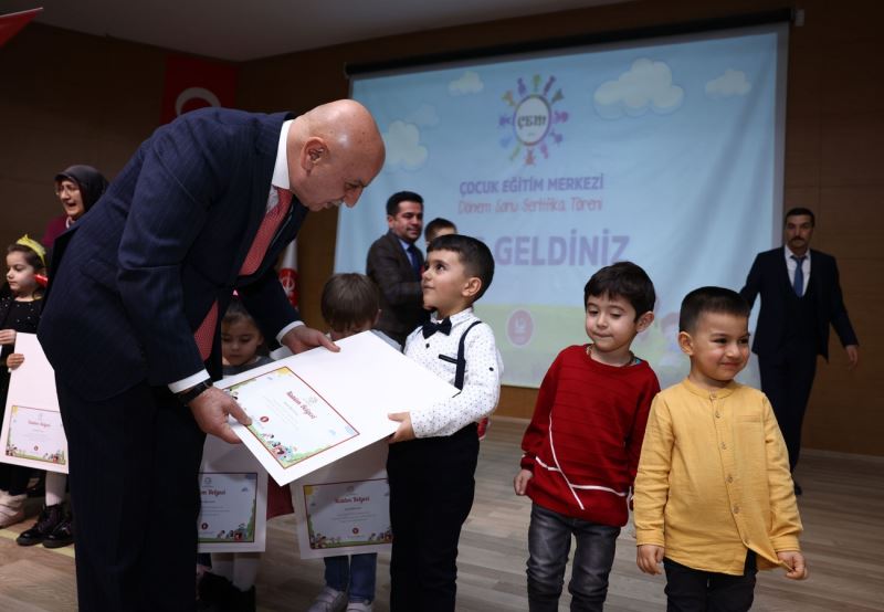 ÇEM’deki minikler ilk mezuniyet sevincini sertifika alarak yaşadı