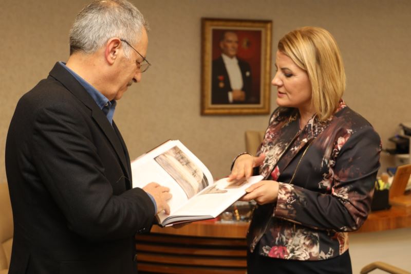 DUAYEN GAZETECİ SAYGI ÖZTÜRK, HÜRRİYET’E ‘VALİ BEY’ KİTABINI HEDİYE ETTİ
