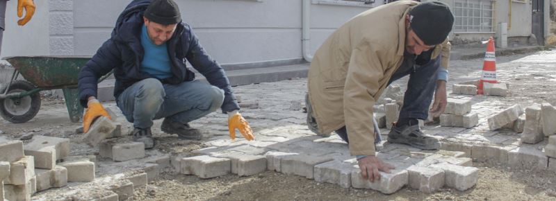 YIPRANAN YOLLAR VE KALDIRIMLAR YENİLENİYOR