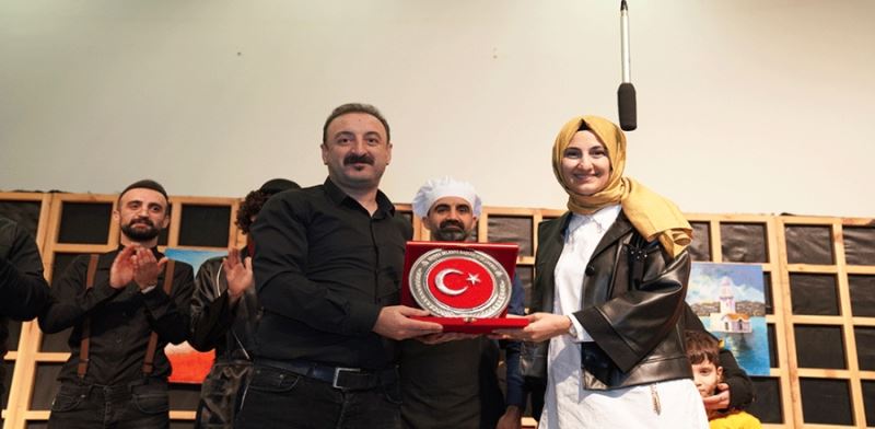 ZAZACA TİYATRO OYUNU VATANDAŞLARIN BEĞENİSİNİ TOPLADI