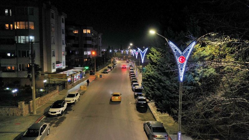 İZMİT BELEDİYESİ SAHİLYOLU SOKAĞI IŞIL IŞIL YAPTI