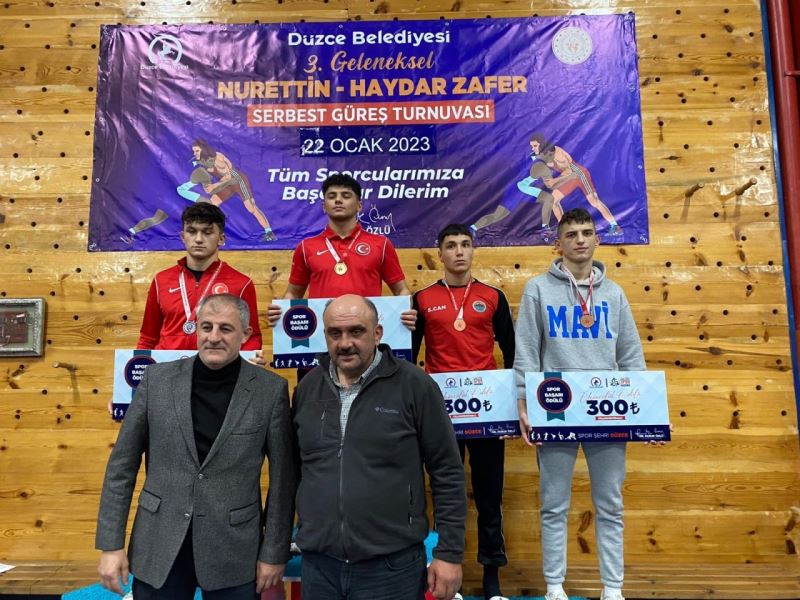 İZMİT BELEDİYESPOR GÜREŞÇİSİ BARIŞ KEMAL YİĞİT, DÜZCE’DE 3’ÜNCÜ OLDU