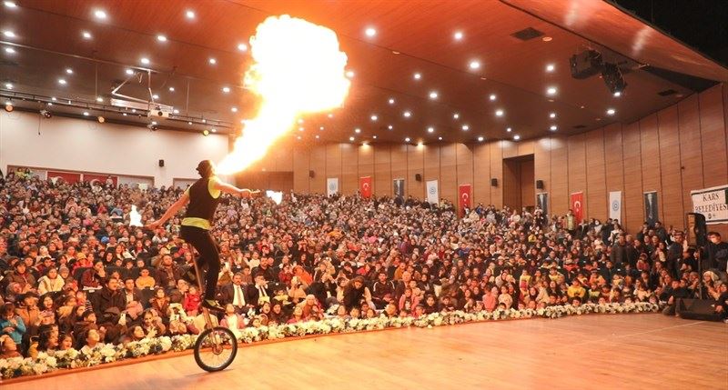 Kars Belediyesi’nin Düzenlediği Sirk Gösterisine Yoğun İlgi.