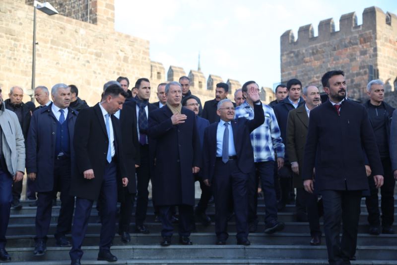 Başkan Büyükkılıç, Bakan Akar ile Birlikte Tarihi Kale’de Vatandaşlarla Buluştu