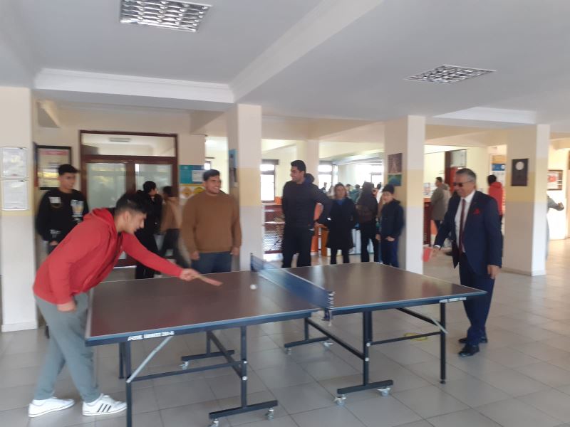 Başkan Topaloğlu, lise öğrencileriyle masa tenisi oynadı