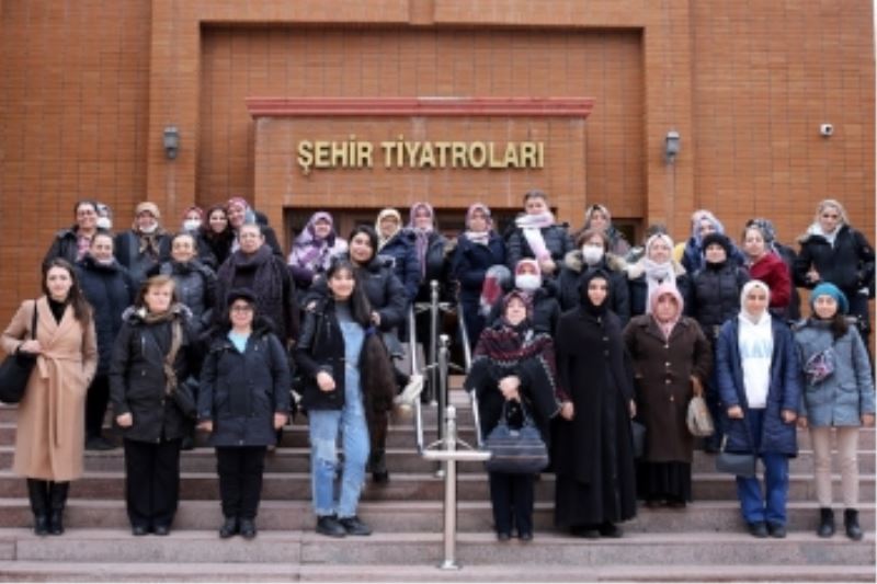 ŞEHİR TİYATROLARI İLÇELERDEN GELEN  VATANDAŞLARI KONUK ETTİ