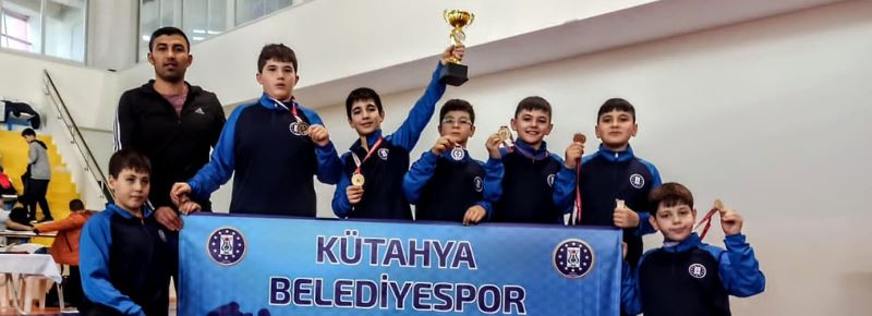 KÜTAHYA BELEDİYE SPOR KULÜBÜ GÜREŞÇİLERİMİZDEN 2 KUPA 12 MADALYA