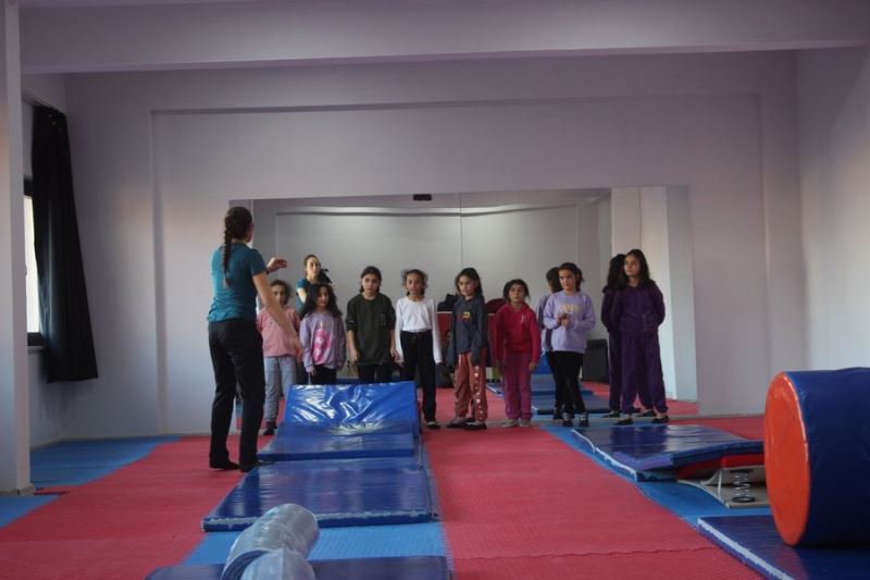 Emirdağ Belediyesi Gençlik Merkezi Bünyesinde Açılan Kurslar Yoğun İlgi Görüyor