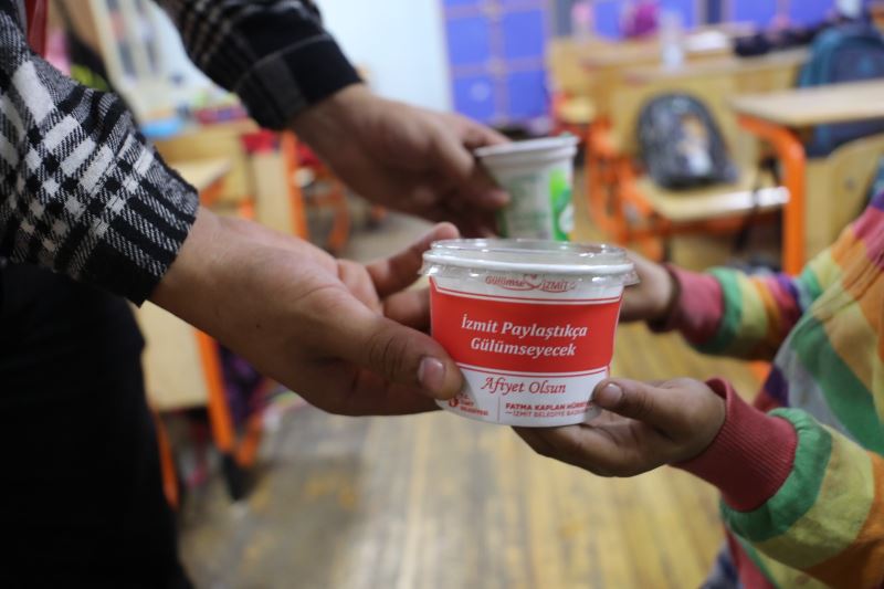 İZMİT BELEDİYESİ BESLENME SAATİ PROJESİ İLE ÜÇ AYDA 25 BİN ÖĞÜN YEMEK DESTEĞİ VERDİ