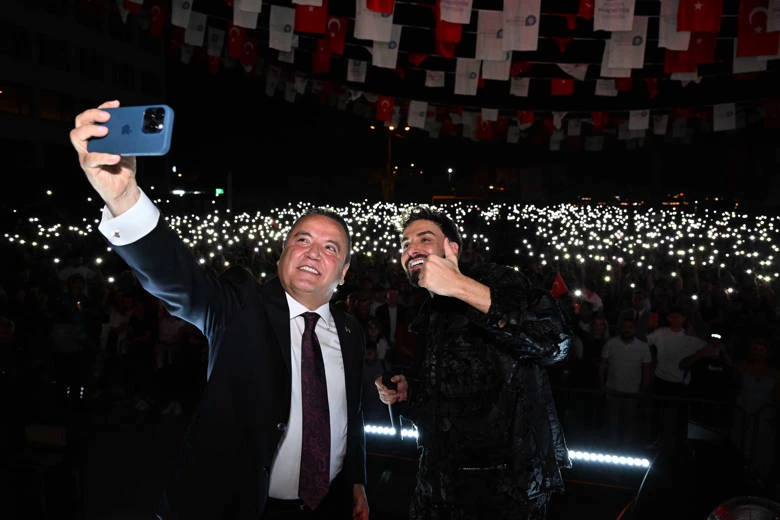 Alanya Cumhuriyetin 100. Yılını  Büyükşehir’in Sefo konseri ile kutladı