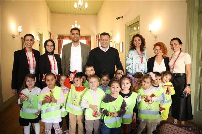DÜNYA ÇOCUK HAKLARI GÜNÜ’NDE BAŞKAN YÜCEL’E MİNİKLERDEN TEŞEKKÜR ZİYARETİ