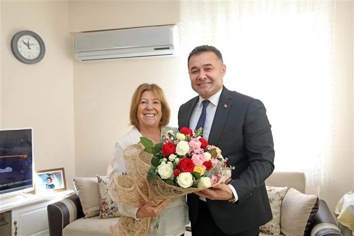 BAŞKAN YÜCEL İLK ÖĞRETMENİNİ ZİYARET ETTİ