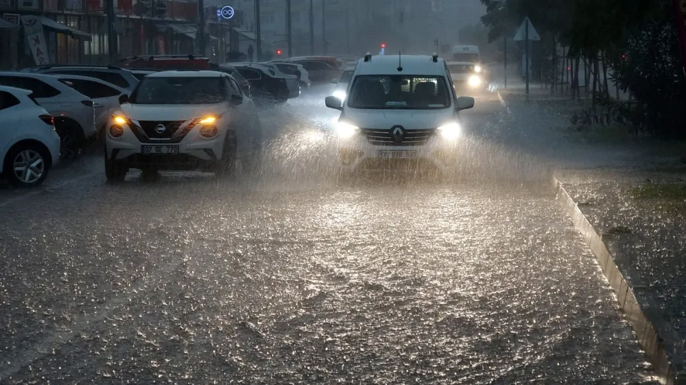 ANTALYA’DA SAĞANAK VE FIRTINA.. TEKNE BATTI UÇAKLAR İNEMEDİ