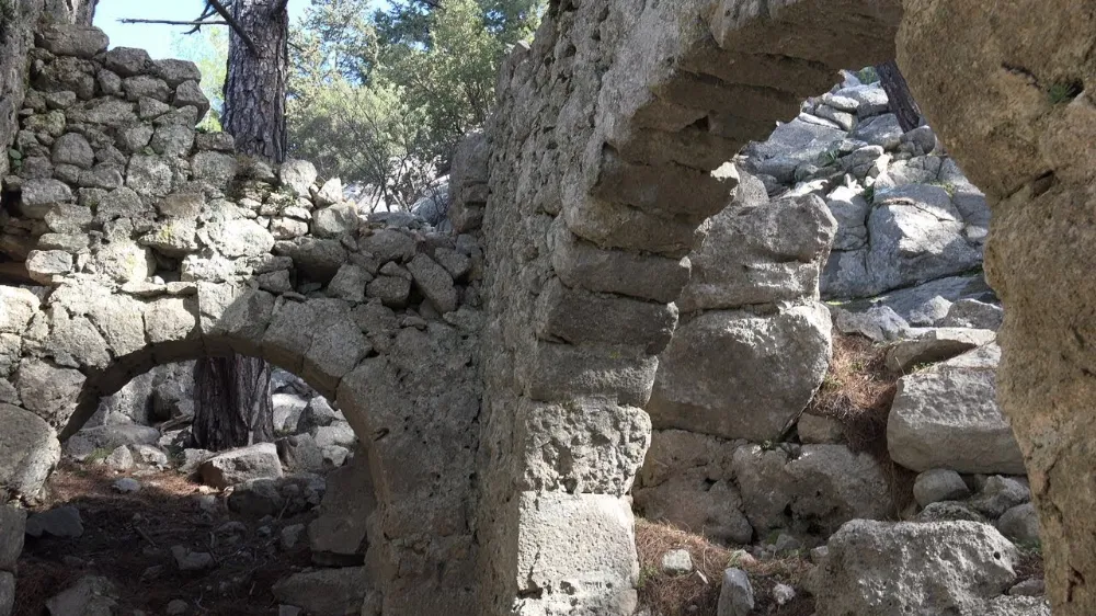 GİZEMLİ GEÇMİŞİN İZİNDE.. AKBAŞ KÖYÜ VE KISIK HARABELERİ