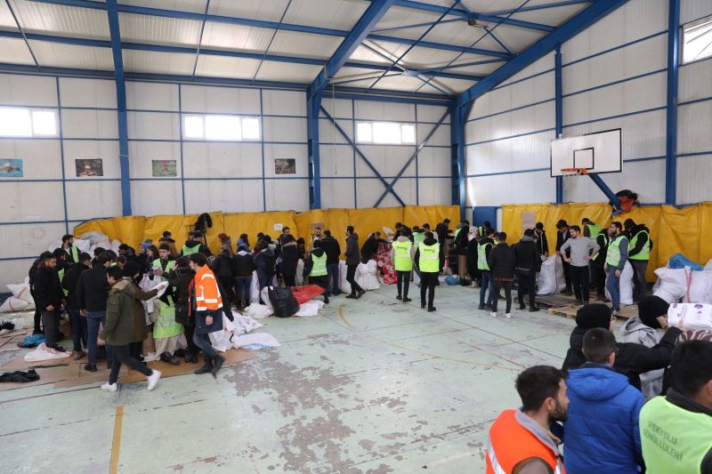 İPEKYOLU’NDA YARDIM ÇALIŞMALARI ARALIKSIZ DEVAM EDİYOR