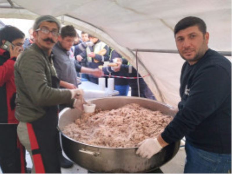 ÜMRANİYE BELEDİYESİ MOBİL AŞEVİ ARALIKSIZ YEMEK VERMEYE DEVAM EDİYOR