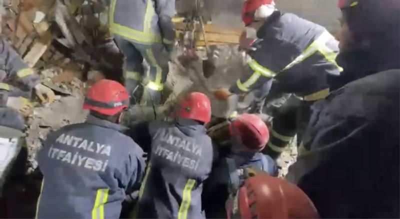 Antalya Büyükşehir Belediyesi İtfaiyesi’nden  depremin 162’nci saatinde mucize kurtarış