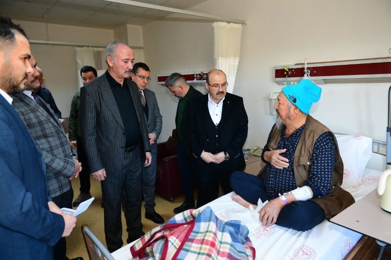 HASTANELERDE TEDAVİ GÖREN DEPREMZEDELERE MORAL VERDİLER