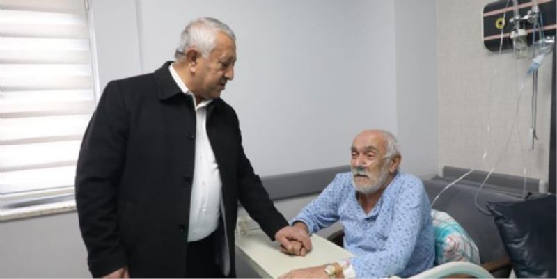 ZEYBEK BAŞKAN DEPREMZEDELERİ HASTANEDE ZİYARET ETTİ